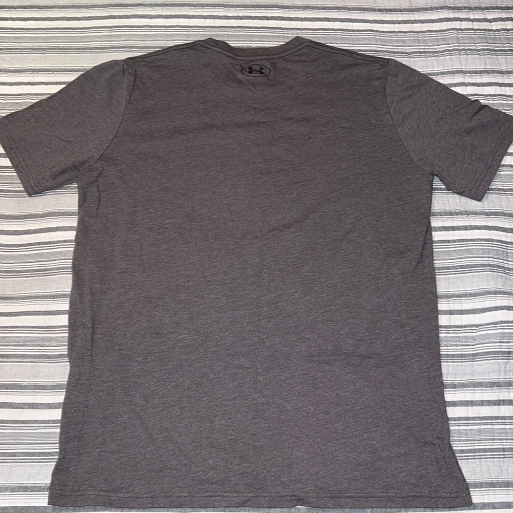 Under Armour Large Mens shirt